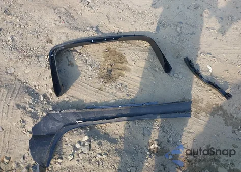 2023 Tesla Model Y Awd/Long Range Dual Motor All-Wheel Drive z USA, uszkodzony, nr VIN 7SAYGDEE4PA167984